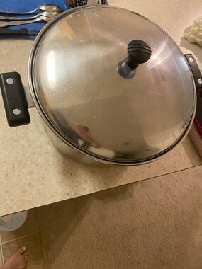 STAINLESS STEEL Medium/ Large SphaSaucepan with two Black Wooden Handles/Lid.